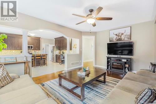 260 Greenwood Drive, Essa, ON - Indoor Photo Showing Living Room