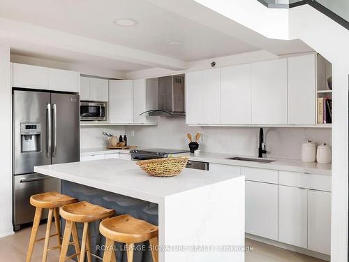 204-525 Logan Ave, Toronto, ON - Indoor Photo Showing Kitchen