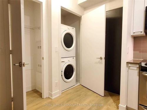 638-9471 Yonge St, Richmond Hill, ON - Indoor Photo Showing Laundry Room