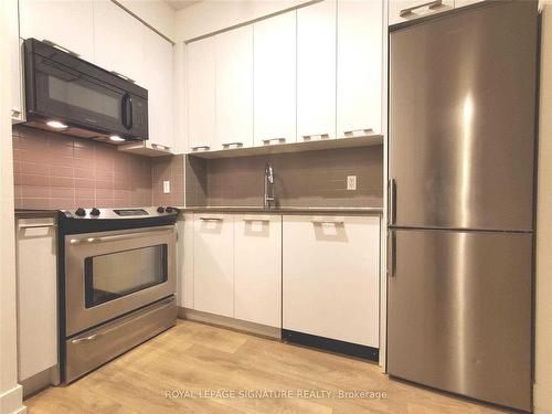 638-9471 Yonge St, Richmond Hill, ON - Indoor Photo Showing Kitchen