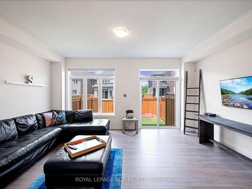 8 Westlake Cres, Bradford West Gwillimbury, ON - Indoor Photo Showing Living Room