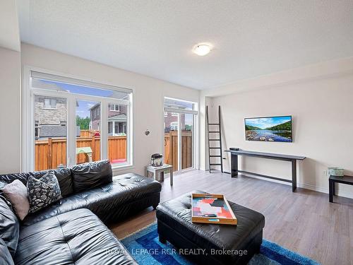 8 Westlake Cres, Bradford West Gwillimbury, ON - Indoor Photo Showing Living Room