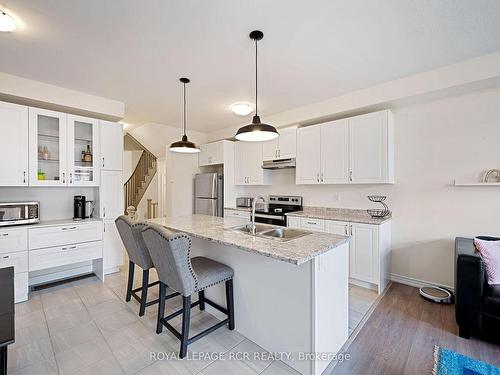 8 Westlake Cres, Bradford West Gwillimbury, ON - Indoor Photo Showing Kitchen With Double Sink With Upgraded Kitchen