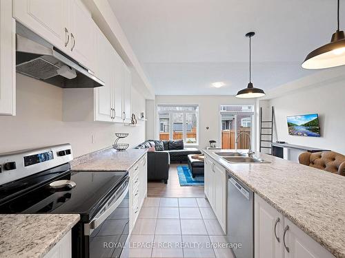 8 Westlake Cres, Bradford West Gwillimbury, ON - Indoor Photo Showing Kitchen With Double Sink With Upgraded Kitchen