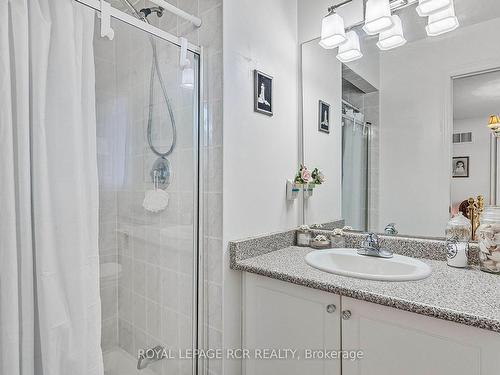 33 Prince Of Wales Dr, Barrie, ON - Indoor Photo Showing Bathroom