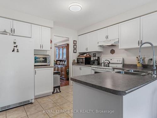 33 Prince Of Wales Dr, Barrie, ON - Indoor Photo Showing Kitchen With Double Sink