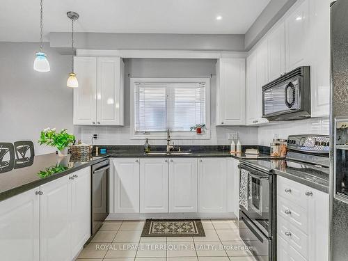 5529 Heatherleigh Ave, Mississauga, ON - Indoor Photo Showing Kitchen With Double Sink With Upgraded Kitchen