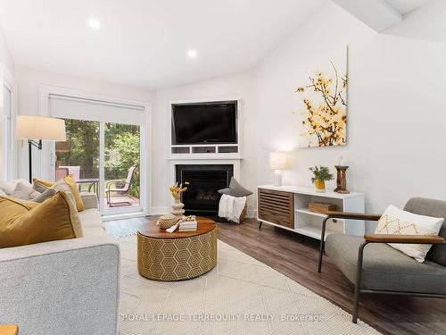 117-2110 Cleaver Ave, Burlington, ON - Indoor Photo Showing Living Room