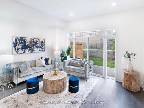 234-3074 Sixth Line, Oakville, ON - Indoor Photo Showing Living Room