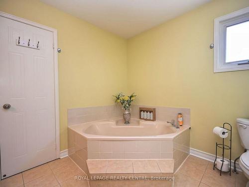 4550 Kettleby Crt, Mississauga, ON - Indoor Photo Showing Bathroom