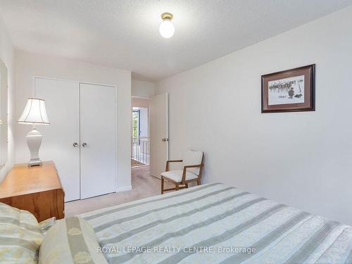 18-1330 Mississauga Valley Blvd, Mississauga, ON - Indoor Photo Showing Bedroom