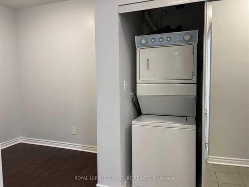 318-3504 Hurontario St, Mississauga, ON - Indoor Photo Showing Laundry Room