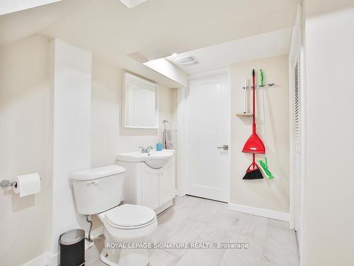 43 Fourth Ave, Kitchener, ON - Indoor Photo Showing Bathroom