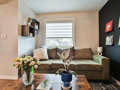 43 Fourth Ave, Kitchener, ON - Indoor Photo Showing Living Room