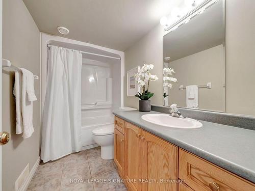 227 Farley Dr, Guelph, ON - Indoor Photo Showing Bathroom