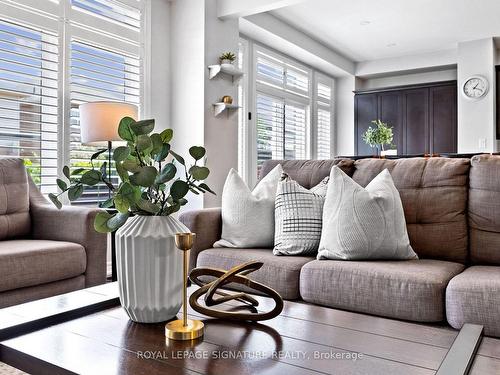 39 Weathering Hts, Hamilton, ON - Indoor Photo Showing Living Room