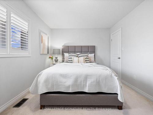 39 Weathering Hts, Hamilton, ON - Indoor Photo Showing Bedroom