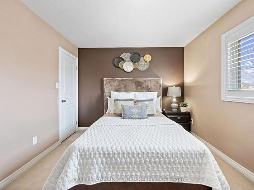 39 Weathering Hts, Hamilton, ON - Indoor Photo Showing Bedroom