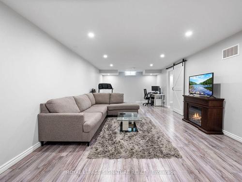 39 Weathering Hts, Hamilton, ON - Indoor Photo Showing Living Room