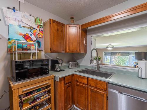 3566 Pine Grove Place, Kamloops, BC - Indoor Photo Showing Kitchen