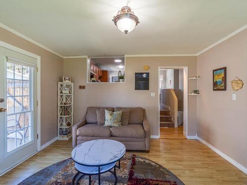 3566 Pine Grove Place, Kamloops, BC - Indoor Photo Showing Living Room