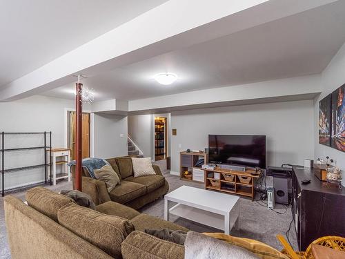 3566 Pine Grove Place, Kamloops, BC - Indoor Photo Showing Living Room