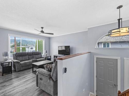 4976 Pinantan Place, Kamloops, BC - Indoor Photo Showing Living Room