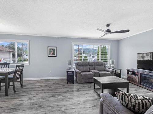 4976 Pinantan Place, Kamloops, BC - Indoor Photo Showing Living Room