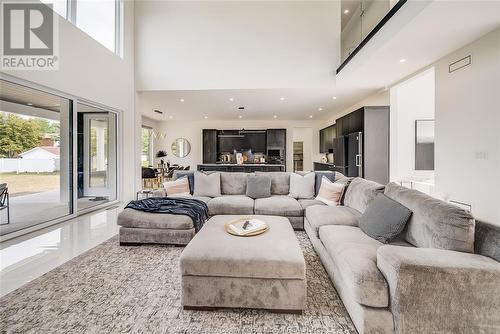 8425 Malden Road, Lasalle, ON - Indoor Photo Showing Living Room