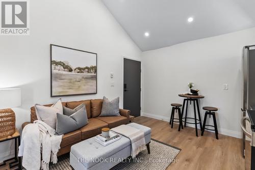 44 Colborne Street E, Oshawa (O'Neill), ON - Indoor Photo Showing Living Room