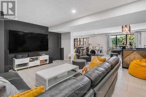 20 Wildan Drive, Hamilton, ON - Indoor Photo Showing Living Room