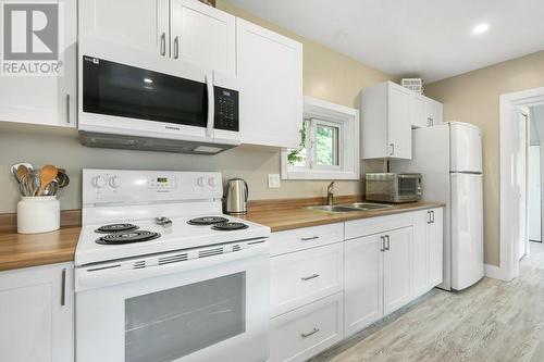 Ample space - 24 Munroe Avenue E, Renfrew, ON - Indoor Photo Showing Kitchen With Double Sink