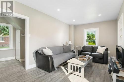 Spacious livingroom - 24 Munroe Avenue E, Renfrew, ON - Indoor Photo Showing Living Room