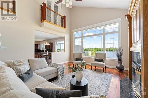 6373 Radisson Way, Ottawa, ON - Indoor Photo Showing Living Room