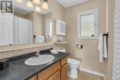 723 Cassiar Place, Kelowna, BC - Indoor Photo Showing Bathroom