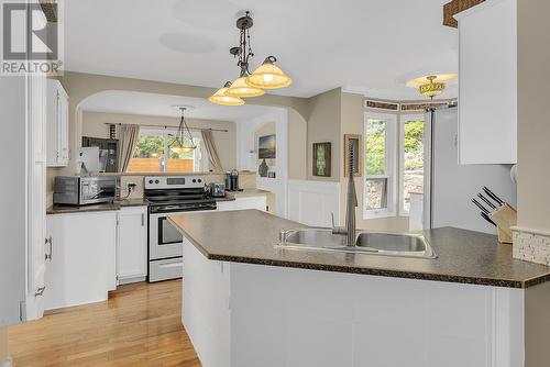 723 Cassiar Place, Kelowna, BC - Indoor Photo Showing Kitchen With Double Sink