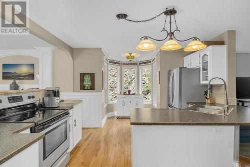 723 Cassiar Place, Kelowna, BC - Indoor Photo Showing Kitchen With Double Sink