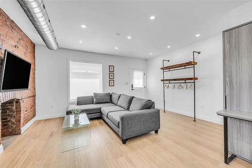 198 Dundurn Street S, Hamilton, ON - Indoor Photo Showing Living Room