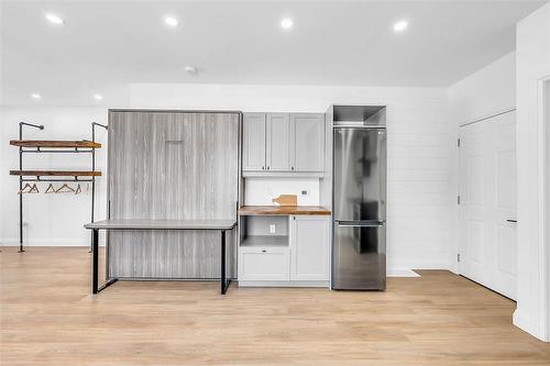 198 Dundurn Street S, Hamilton, ON - Indoor Photo Showing Kitchen