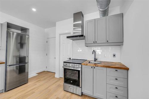 198 Dundurn Street S, Hamilton, ON - Indoor Photo Showing Kitchen