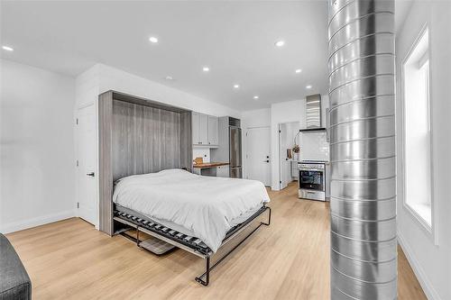 198 Dundurn Street S, Hamilton, ON - Indoor Photo Showing Bedroom