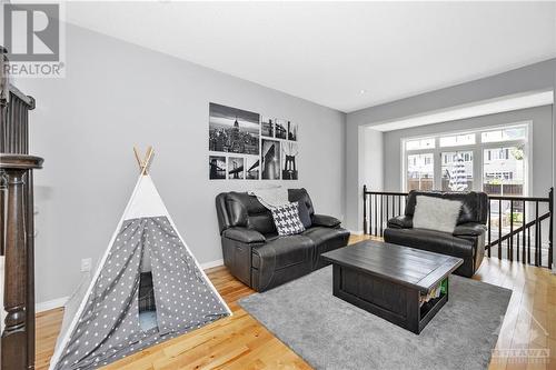 868 Kennacraig Private, Ottawa, ON - Indoor Photo Showing Living Room