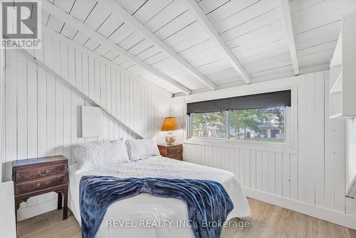 135 Centre Beach Road, Tiny, ON - Indoor Photo Showing Bedroom