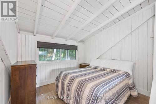 135 Centre Beach Road, Tiny, ON - Indoor Photo Showing Bedroom