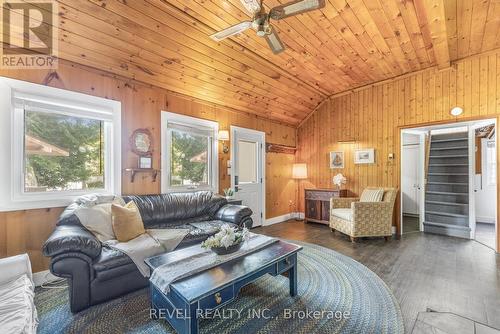 135 Centre Beach Road, Tiny, ON - Indoor Photo Showing Living Room