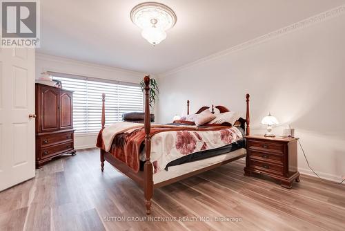 18 Valley Drive, Barrie (Sunnidale), ON - Indoor Photo Showing Bedroom