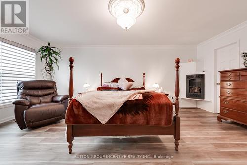 18 Valley Drive, Barrie (Sunnidale), ON - Indoor Photo Showing Bedroom