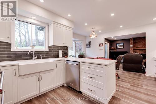 18 Valley Drive, Barrie (Sunnidale), ON - Indoor Photo Showing Kitchen