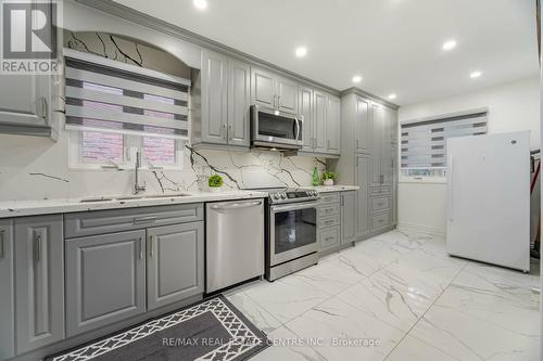 44 Abelard Avenue, Brampton (Fletcher'S West), ON - Indoor Photo Showing Kitchen