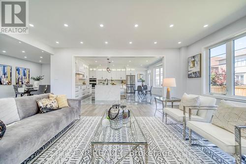 2 Deepwood Crescent, East Gwillimbury, ON - Indoor Photo Showing Living Room